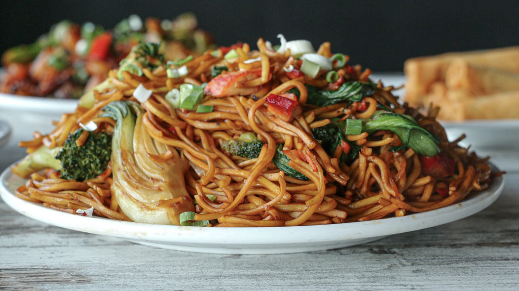 Chow Mein Vs Lo Mein: The Differences Between These Two Classic Cantonese Dishes