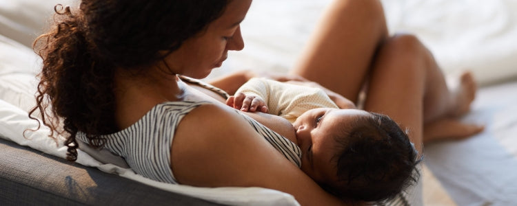 Readers had a great thread recently about what to consider when choosing between breastfeeding, pumping and combination feeding — so we thought we’d round up some tips, as well as discuss just plain formula feeding