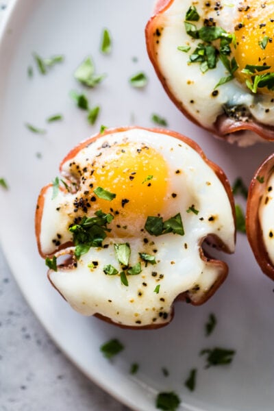 These healthy Egg Muffin Cups make weekday breakfasts easy and fun, especially if you’re on the go! Made with deli ham, roasted poblanos and a few simple seasonings, they’re perfect on their own or great served with toast, fresh fruit or yogurt.