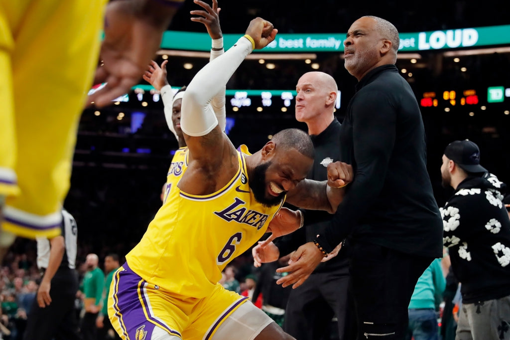 Lakers fall in Boston after controversial late no-call